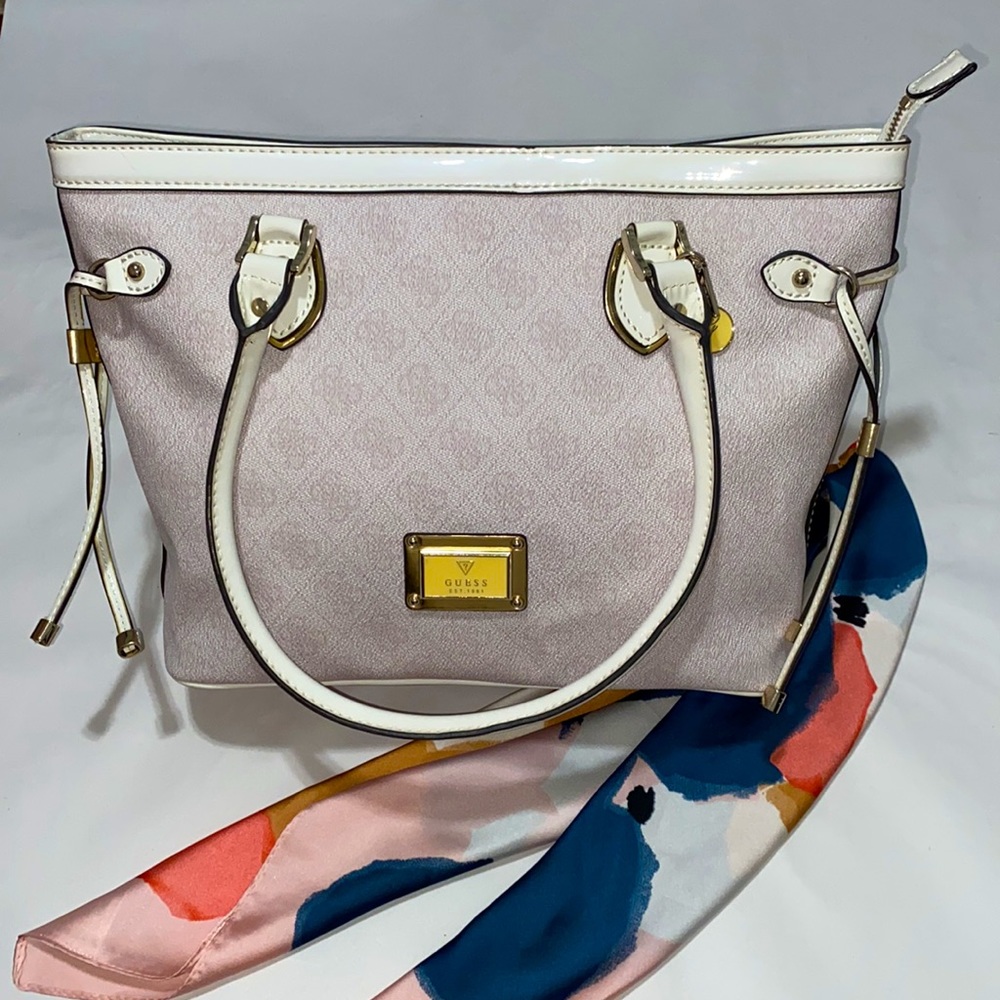 Guess. Shoulder purse.